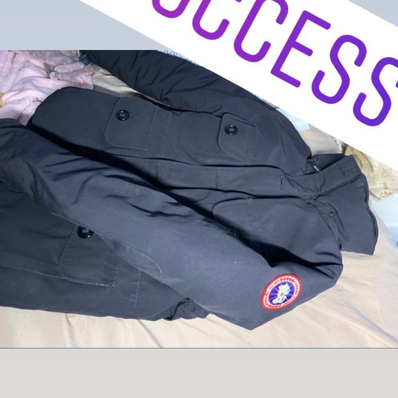 A navy blue Canada goose bomber, fall clothing - Picture 4 of 6